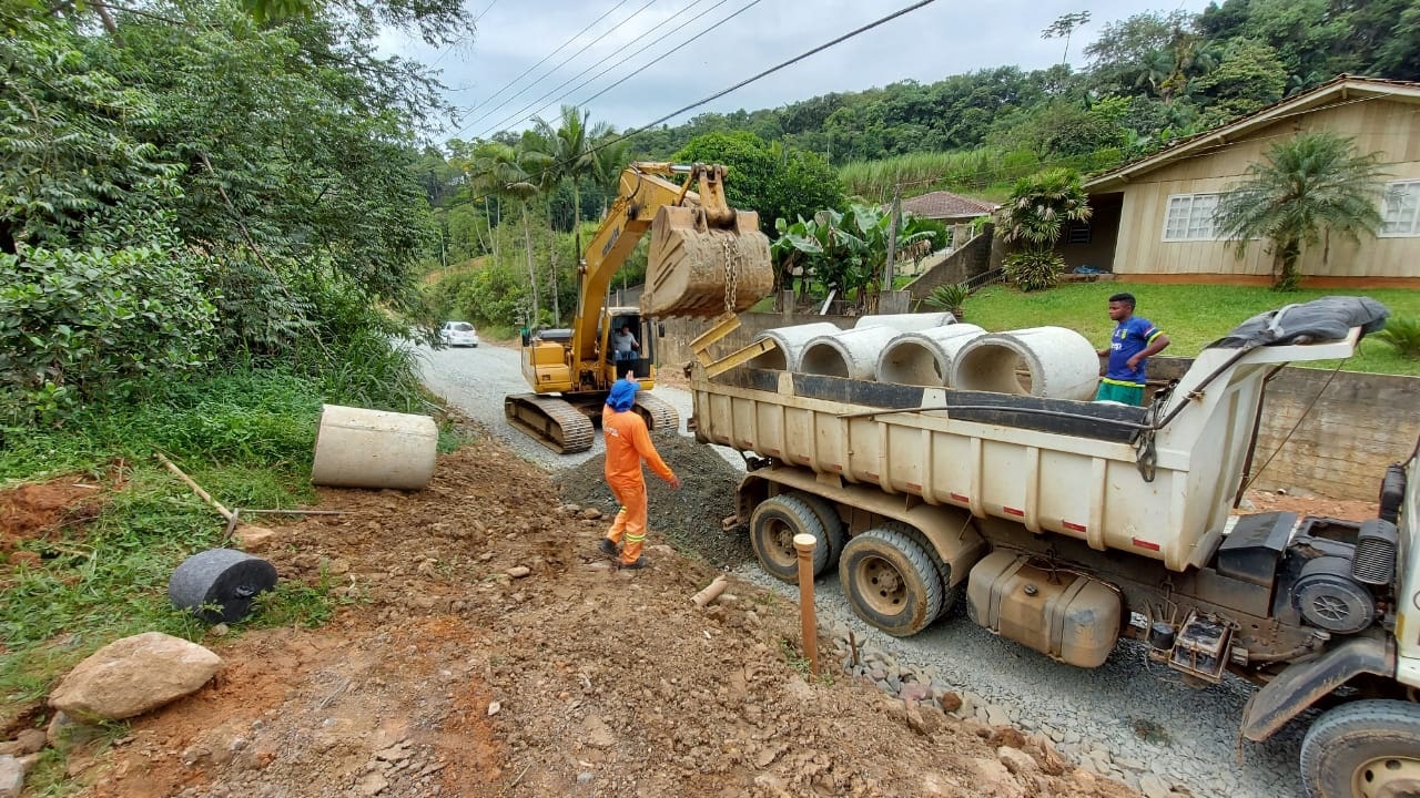 Obras de asfalto têm sequência no bairro Chico de Paulo em Jaraguá do