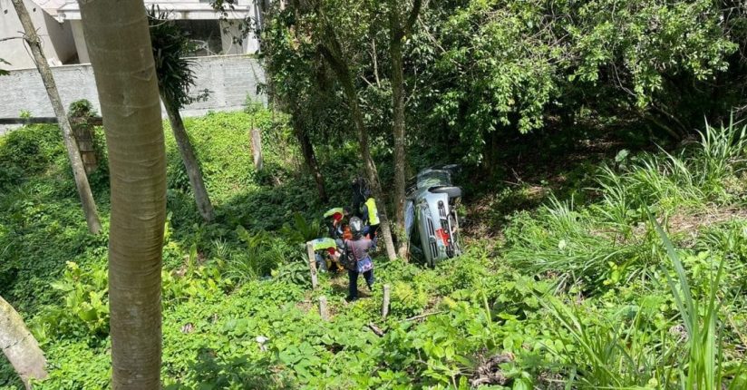 Carro Cai Em Ribanceira De Metros Em Itaja