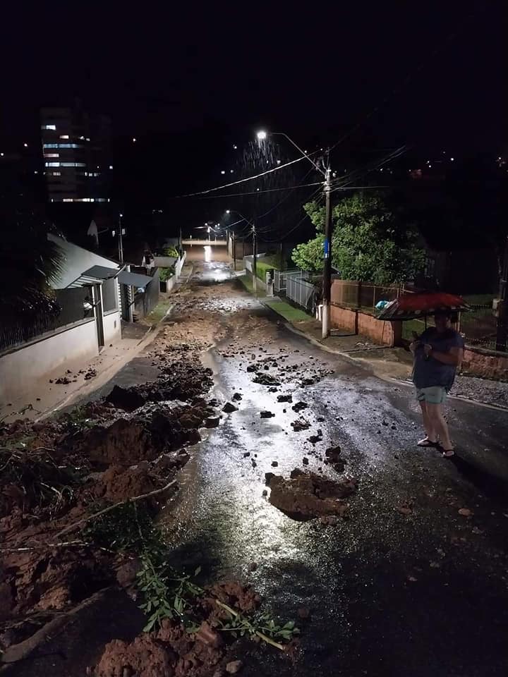 Temporal causa alagamento e deixa rastro de destruição em cidades de SC