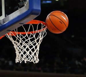 Time de basquete feminino do ensino médio desiste do torneio em vez de enfrentar time com jogador transgênero