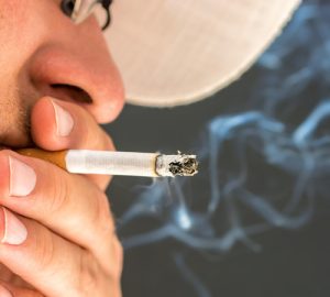 Fumantes usam 8% da renda familiar per capita para compra de cigarros