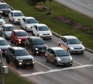 MP libera R$ 10,9 bi para auxílios a caminhoneiros e taxistas