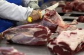 China suspende compra de carne bovina de três frigoríficos brasileiros