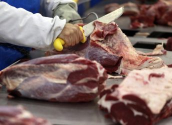 China suspende compra de carne bovina de três frigoríficos brasileiros