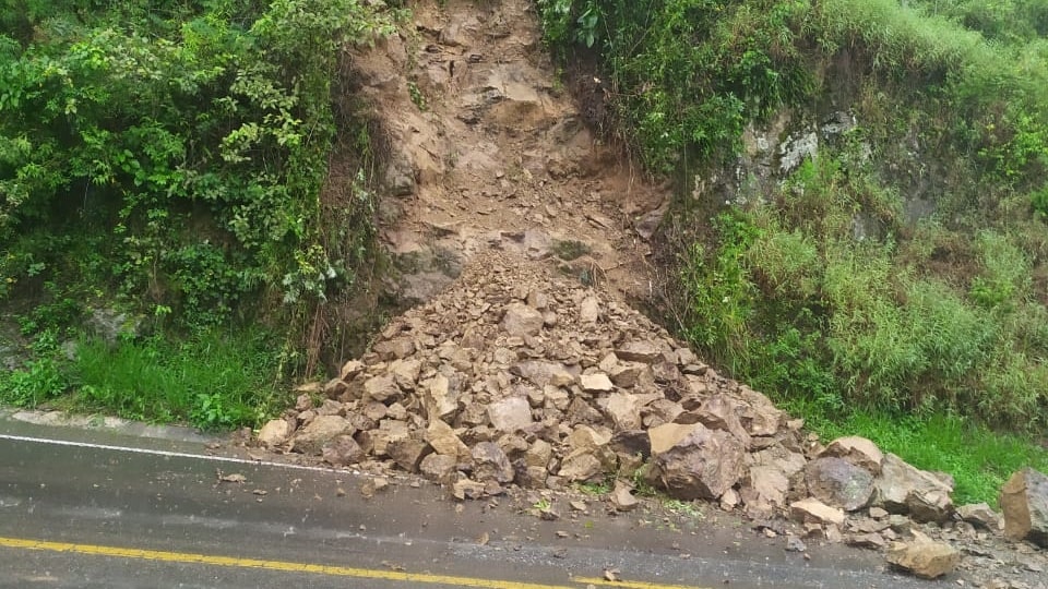 Chuva intensa provoca abertura de cratera na BR-280 na Serra do Corupá