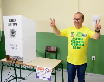 Jorginho Mello vota em Herval D’Oeste neste segundo turno