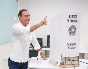 Décio Lima, candidato pelo PT ao governo de SC, vota em Blumenau no 2º turno