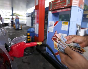 Lula prorroga isenção de impostos federais sobre a gasolina por 2 meses