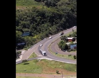 [VÍDEO] – Equipe de reportagem filma momento exato de colisão em rodovia