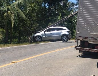 Carro bate contra poste com fios energizados no Garibaldi – Como agir?