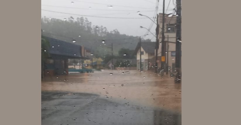 VÍDEO: Forte chuva causa enxurrada e castiga novamente moradores de Benedito Novo e em Doutor Pedrinho