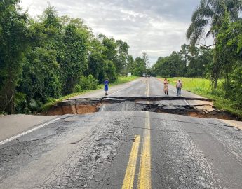 [VÍDEO] – Cratera na BR-470 interdita trânsito em Indaial nos dois sentidos