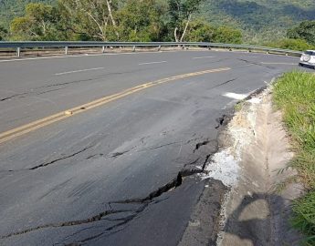 Tráfego é totalmente interditado no trecho da SC-477 entre Doutor Pedrinho e Rio Negrinho