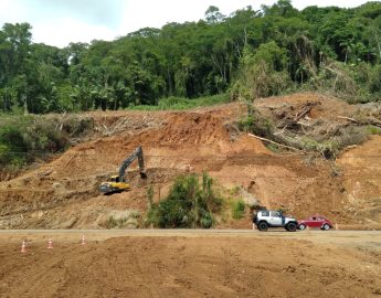 Motorista avança carro contra trabalhadores e passageiro atira para o alto em Guaramirim