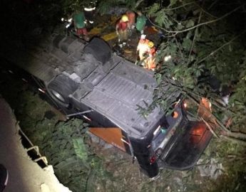 Ônibus com time de futebol cai de ponte e deixa quatro mortos