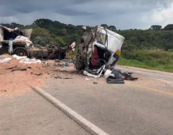 [VÍDEO] – Acidente “camicase” entre duas carretas no Paraná, provoca mortes e destruição