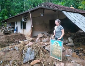 [VÍDEO] – “Nos abraçamos e oramos para não morrer”: moradora de Rodeio relata 4 horas de terror