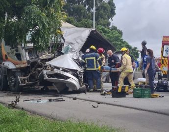 [VÍDEO] –  Engavetamento envolvendo cinco  veículos deixa pessoas gravemente feridas