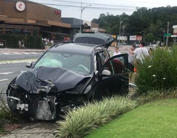 Motorista perde controle de carro de luxo durante racha e deixa rastro de destruição