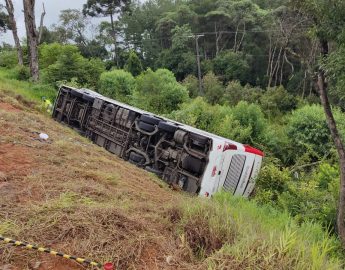 De acordo com sobrevivente, motorista de ônibus que tombou na BR-277 teria dormido ao volante