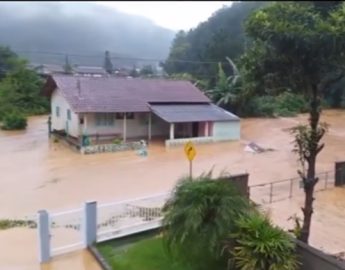 Chuva volta a castigar Benedito Novo e deixa mulher presa em alagamento, veja os vídeos