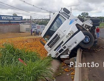 Carreta carregada com laranja tomba no Contorno Norte em Maringá e carga é saqueada