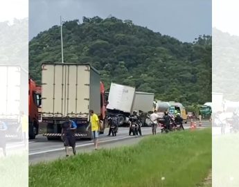 Acidente no km 76,4 da BR-101/SC, em Araquari, interdita rodovia, veja imagens