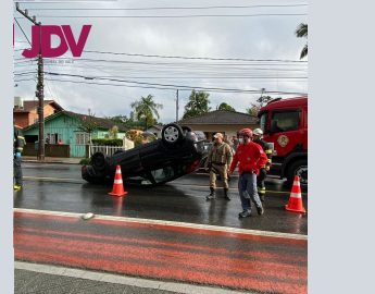 Capotamento na 25 de julho, veja  vídeo e imagens