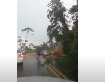 Família leva susto ao transitar no momento em que temporal atingia Serra de Corupá, veja o vídeo