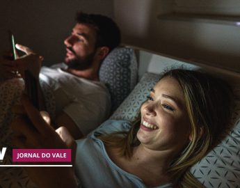 Casais mais felizes não expõem a vida na internet, diz estudo