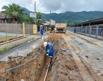 Samae implanta redes de esgoto e de água em bairros