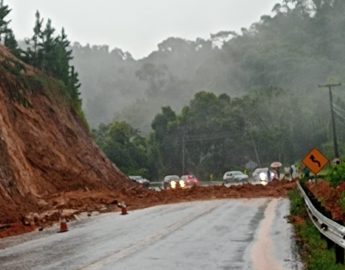 Vídeos e imagens impressionam deslizamento na BR-280, KM 84 em Corupá