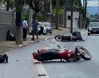 Duas motos colidem e veículo capota no bairro Vila Nova, veja os vídeos do acidente