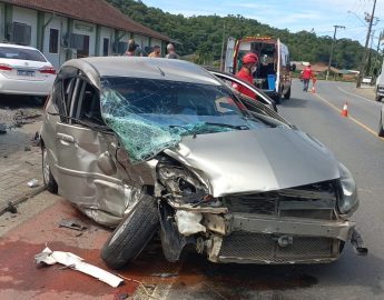 Acidente frontal, deixa pessoa presa no automóvel no Jaraguá 99