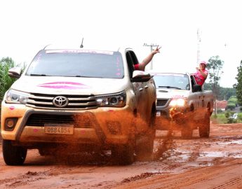 E quem disse que lugar de mulher não é pilotando máquinas em Rally?