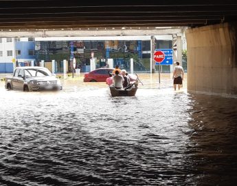 Defesa Civil de Itapema usa barco para atravessar moradores na BR-101