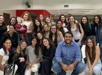 Universitária alvo de preconceito por idade é homenageada por colegas