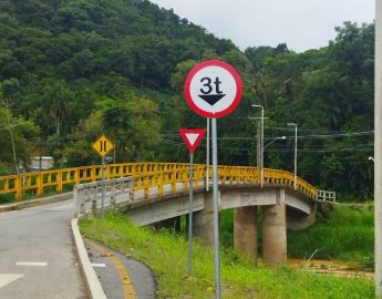 Ponte baixa de Corupá tem limite de tonelagem 