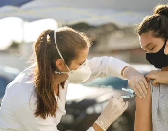 ‘Benefícios são mínimos’: OMS muda recomendação sobre dose extra de covid