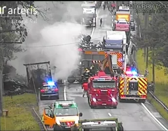 VÍDEO – Caminhão incendeia e bloqueia BR-376 entre Paraná e Santa Catarina por 5 horas