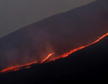 Erupção do Monte Etna interrompe voos para aeroporto na Sicília