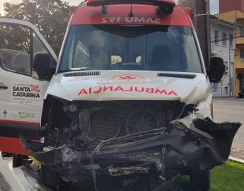 Viatura do Samu é atingida durante atendimento em Jaraguá do Sul