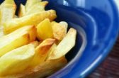 Quer fazer a melhor batata frita que você já provou? Confira essa receita