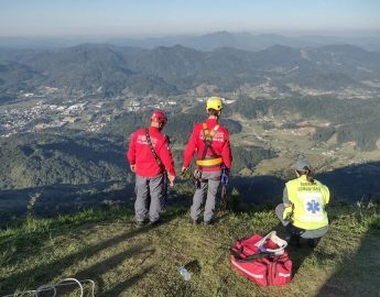 Piloto cai de parapente em Timbó