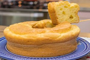 Bolo pão de queijo de liquidificador com 7 ingredientes bem prático