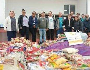 Alimentos do festival de rock são distribuídos 