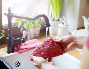 Devemos ou não lavar a carne antes do preparo