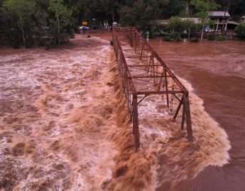 VÍDEO: ponte de ferro entre Farroupilha e Nova Roma do Sul é levada pela água do Rio das Antas