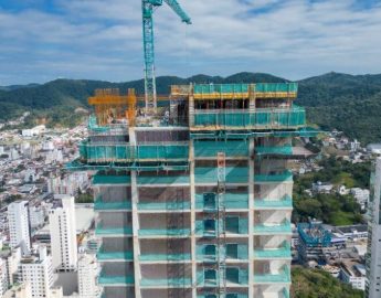 Construção civil surpreende em Balneário Camboriú e ergue arranha-céu sem vigas