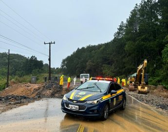 Escorregamento de terra bloqueia tráfego na Serra de Corupá